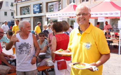 Schnitzel-Essen auf dem Marktplatz